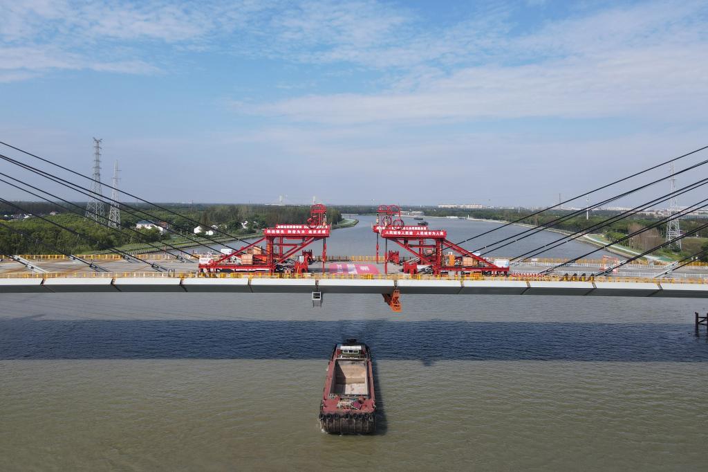 上海：嘉松公路越江新建工程主桥顺利合龙