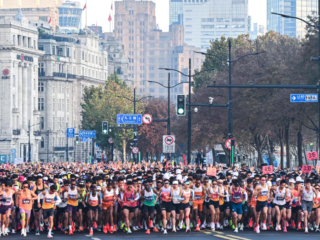 2025上海马拉松科斯盖刷新赛会女子纪录