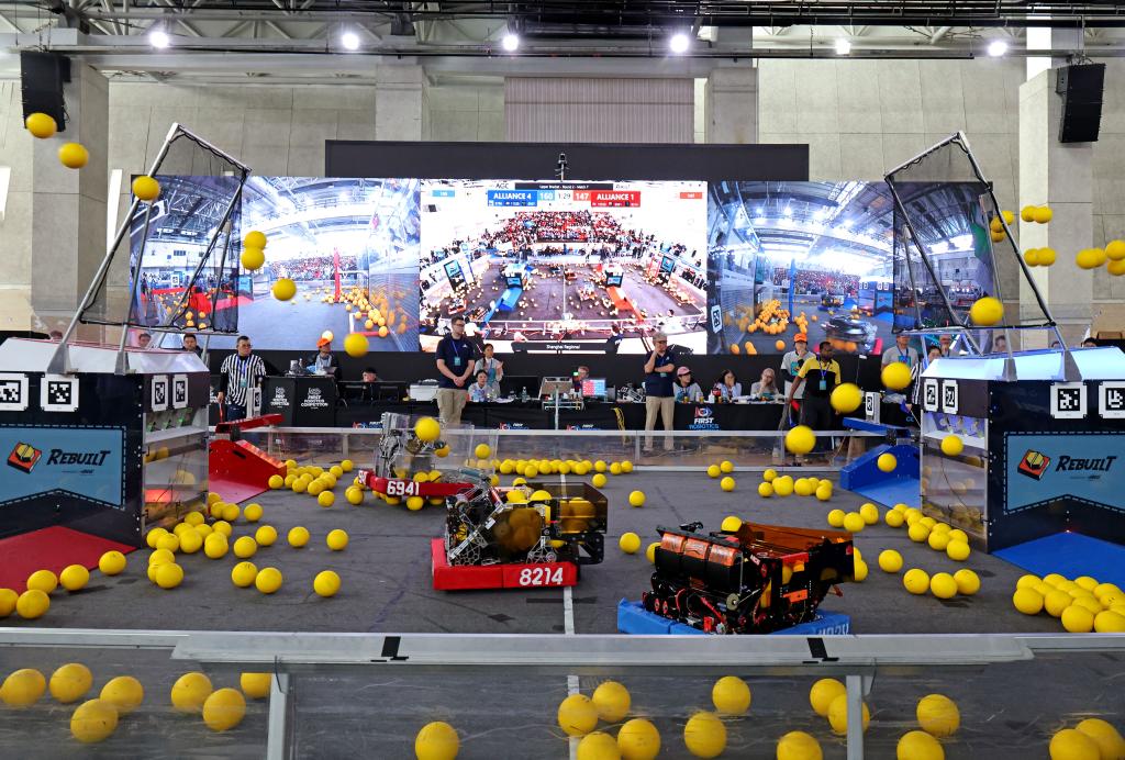 中外青少年在沪比拼机器人技能